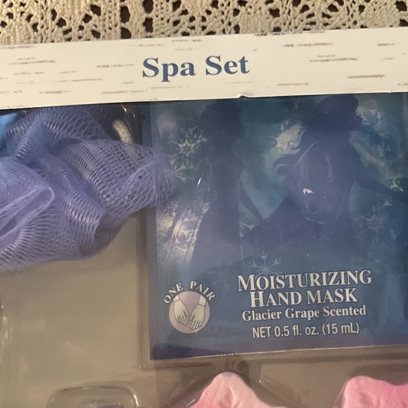 - Disney Frozen Two,  Kids Spa Set, - Picture 2 of 5